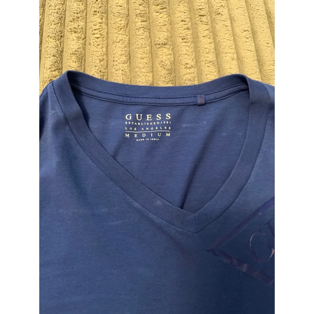 Guess Jeans USA Mens Blue V-Neck T-Shirt Large Tonal Triangle Logo Size Medium - Picture 3 of 5